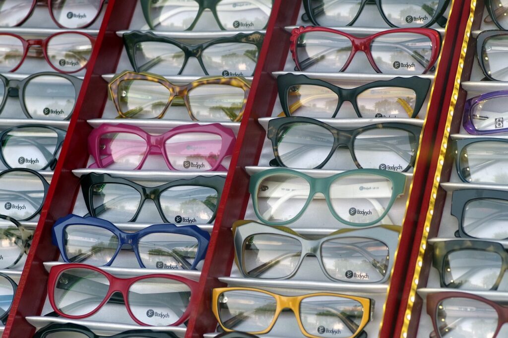 bonus vista - uno scaffale pieno di montature di occhiali da vista