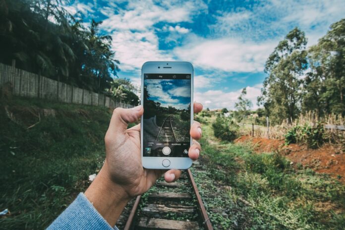 telefono senza linea sta inquadrando un bellissimo panorama montano atraversato dai binari di una ferrovia