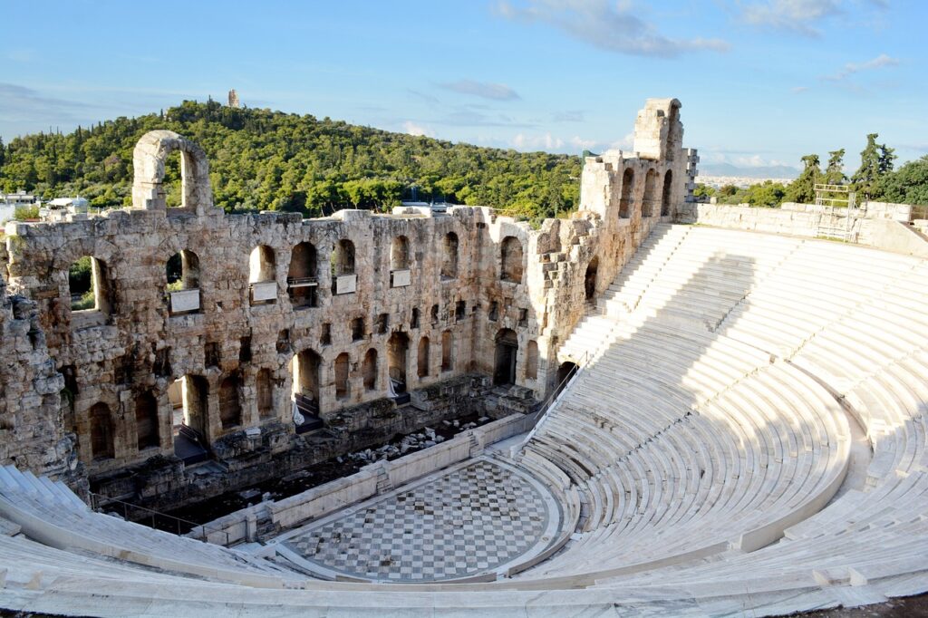 un antico teatro greco all'aperto, di forma semicircolare 