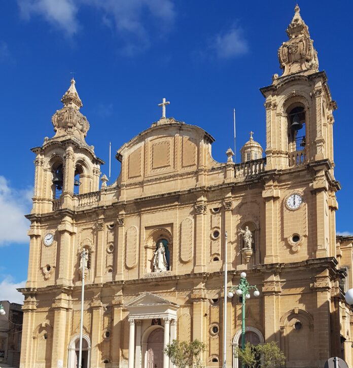 la chiesa di Malta sul lungo mare tra tax biex e Sliema con due orologi che segnano ore sbagliate