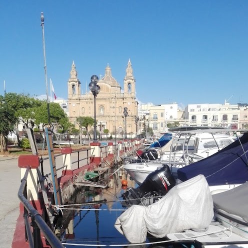 malta una chiesa sul lungomare con due orologi 