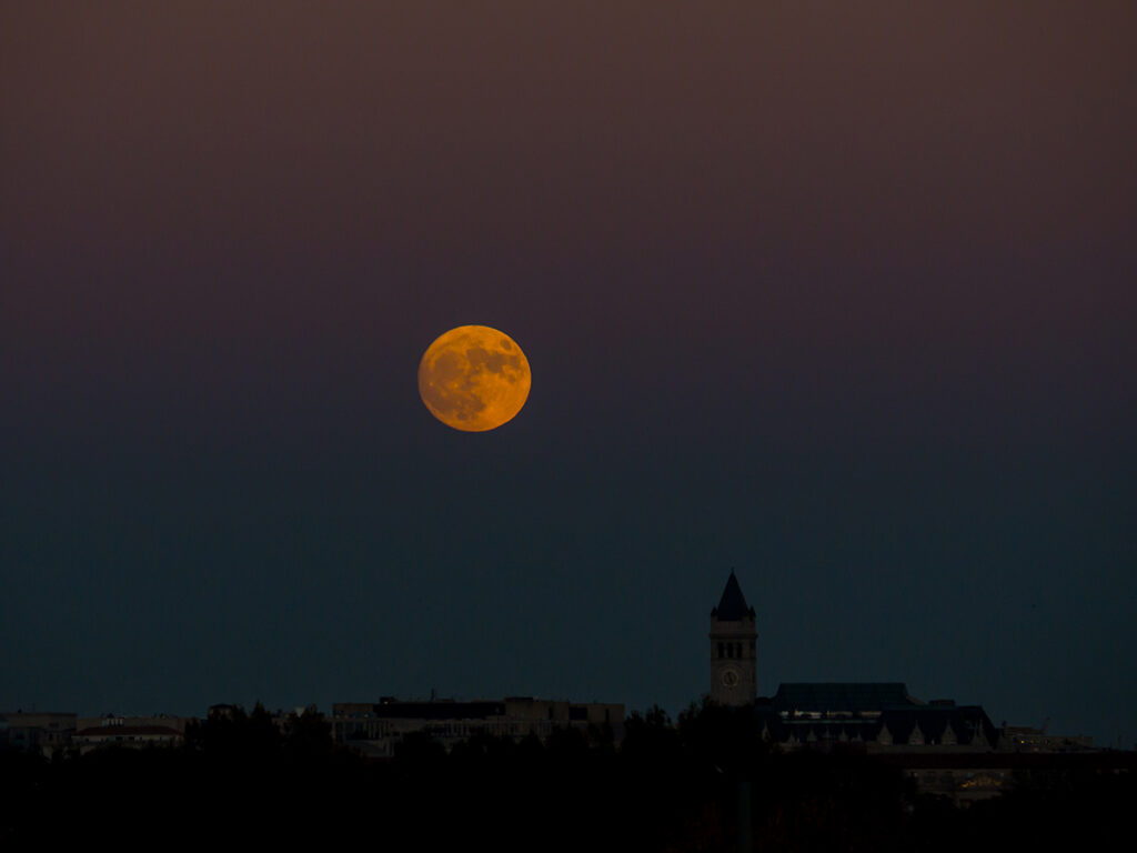 Inquadrata in basso all'orizzonte, la Luna domina lo scenario sottostante.  Questa immagine è stata scattata con un'apertura impostata su f/5, una velocità dell'otturatore di 1/400 e un ISO di 800.  Fonte NASA Credito: Scott Hull