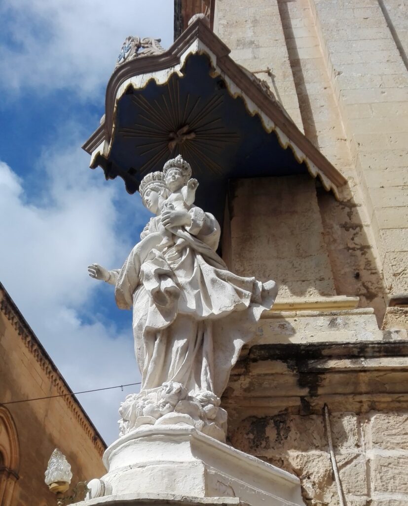 Una statua della Madonna con Bambino su un angolo di una casa di Valletta