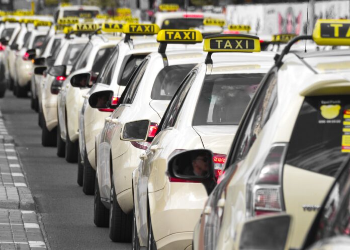 taxi a Roma - una fila di auto taxi bianche con la scritta 