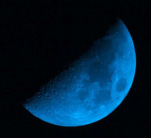 una superluna blu con fondo nero 
Credito: Carl Jones, Licenza Creative Commons