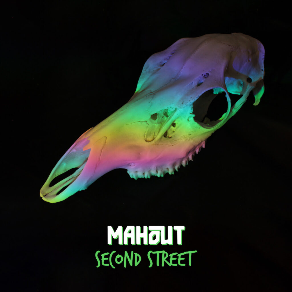mahout - òa copertina del nuovo singolo che raffigura il teshio di un animale preistorico