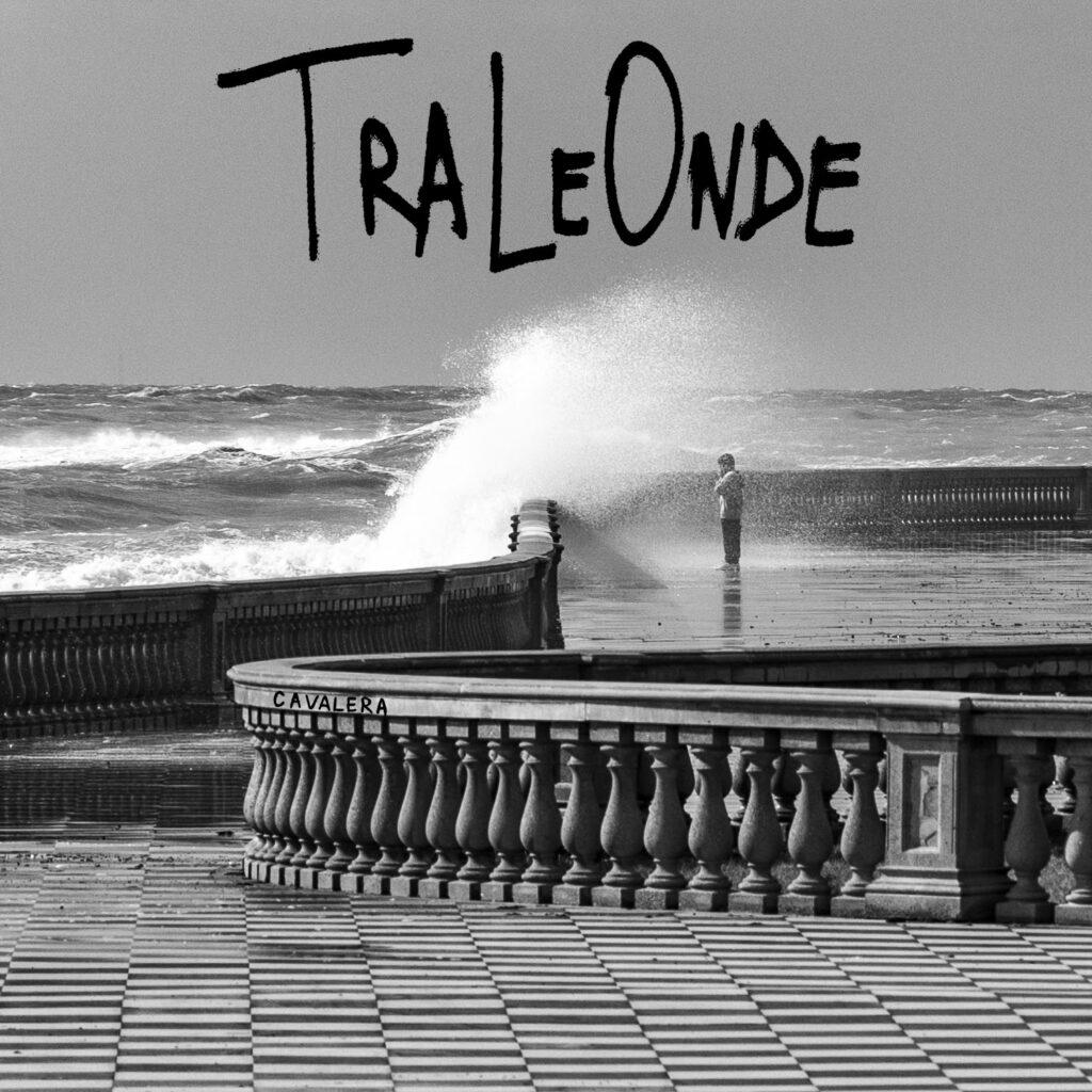 cavalera - la copertina del nuovo singolo che raffigura un uomo su un molo bagnato dalle onde del mare