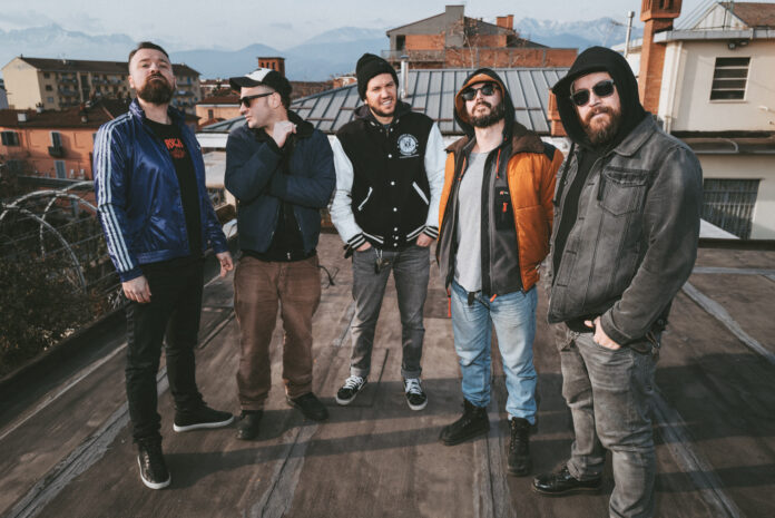 mahout - i cinque componenti la band fotografati sul tetto di un palazzo
