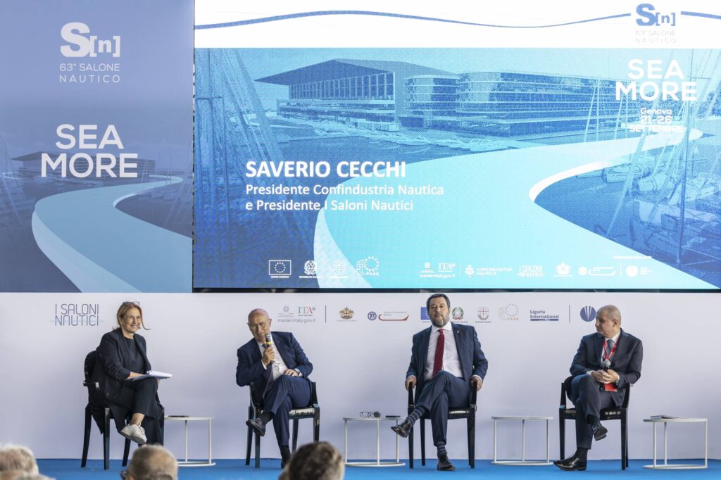 Salone Nautico di Genova 2023 - 4 uomini sono seduti in conferenza e parlano al pubblico 