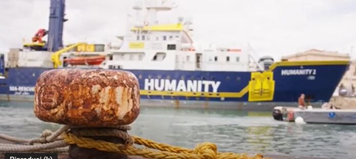 ernesto bassignano - un frame del videoclip della canzone ho perso il tempo, che inquadra una nave da carico con la scritta humanity