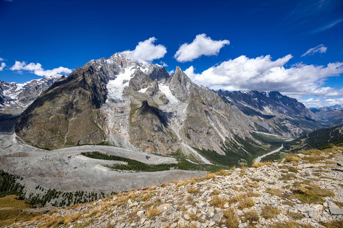 Una montagna con la vetta spoglia di neve