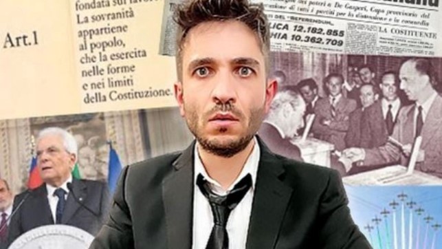 riccardo d'avino in primo piano, indossa un vestito nero, camicia bianca e cravatta nera