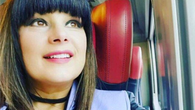 silvia mezzanotte in primo piano, fotografata nel vagone di un treno