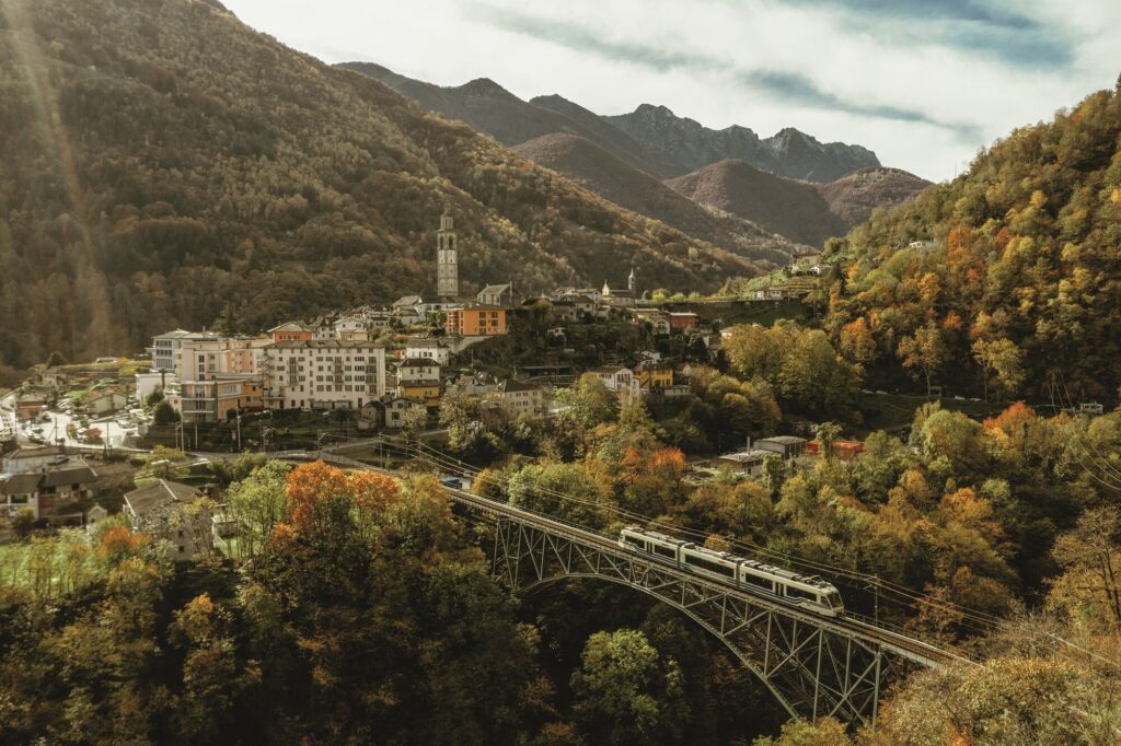 panorama di intragna in Svizzera con il trenino delle centovalli durante il foliage