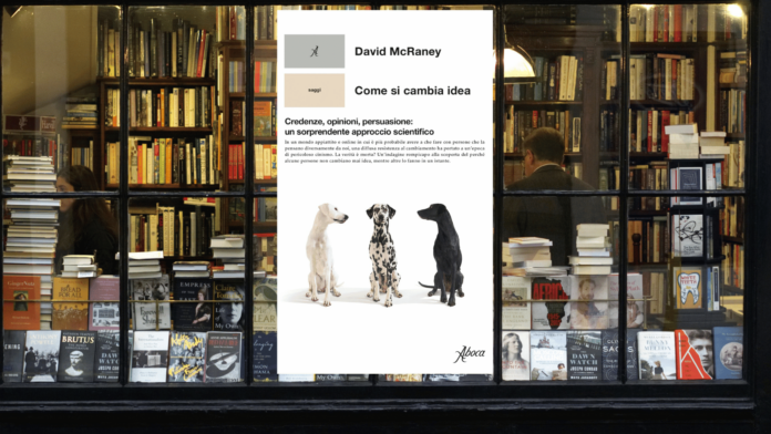 libro di David McRaney in una vetrina di libreria