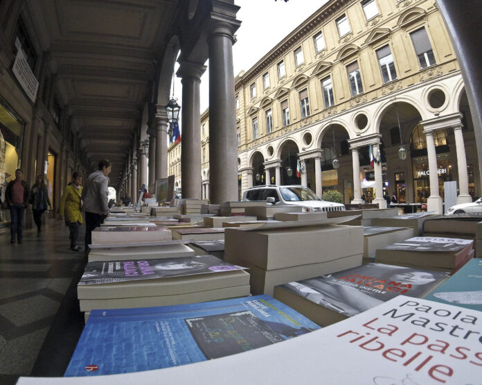 veduta dei portici di via roma torino con la manifestazione portici di carta di passate edizioni