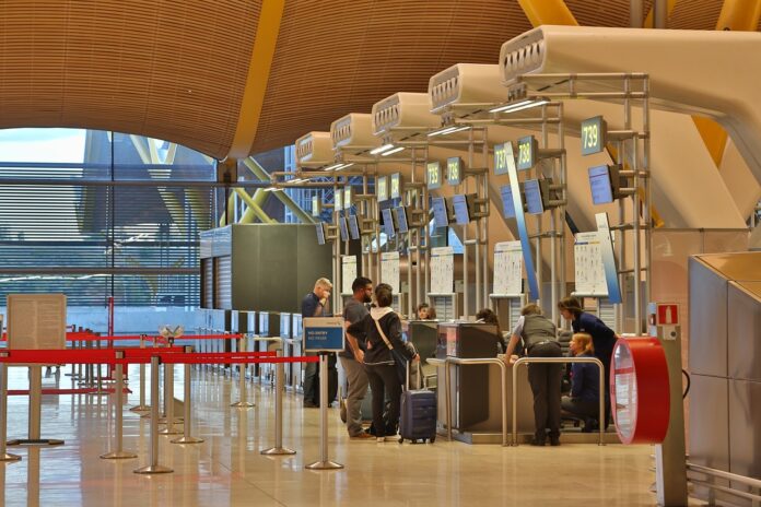 controlli in aeroporto - un check in all'aeroporto con gente con valigie