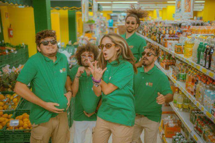 guatemala - la band all'interno di un supermercto. indossano tutti una polo verde
