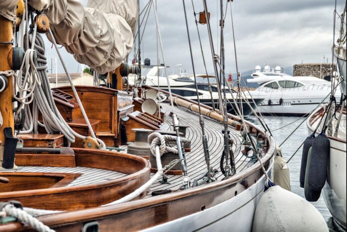 Salone Nautico di Genova - in primo piano il ponte di un abarca a vela con vista a prua con tante corde