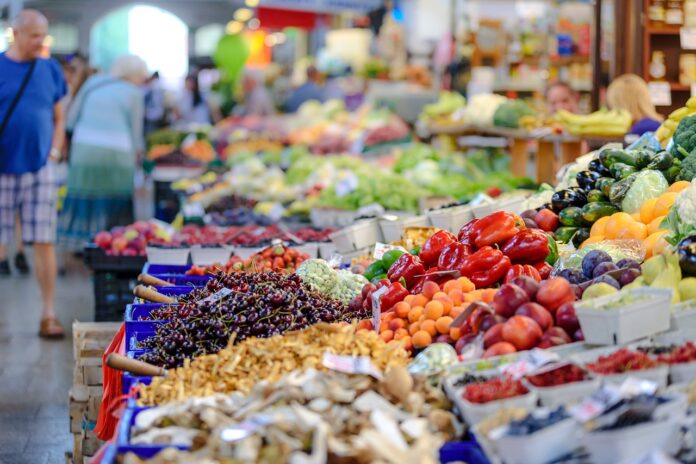 mercati all'ingrosso - della frutta esposta su un banco del mercato
