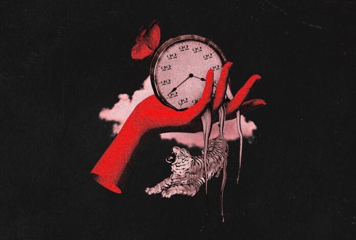 ventidue - la copertina del nuovo singolo di nudda e chesma, che raffigura un orologio a cipoll, tenuto in alto da una mano guantata di rosso