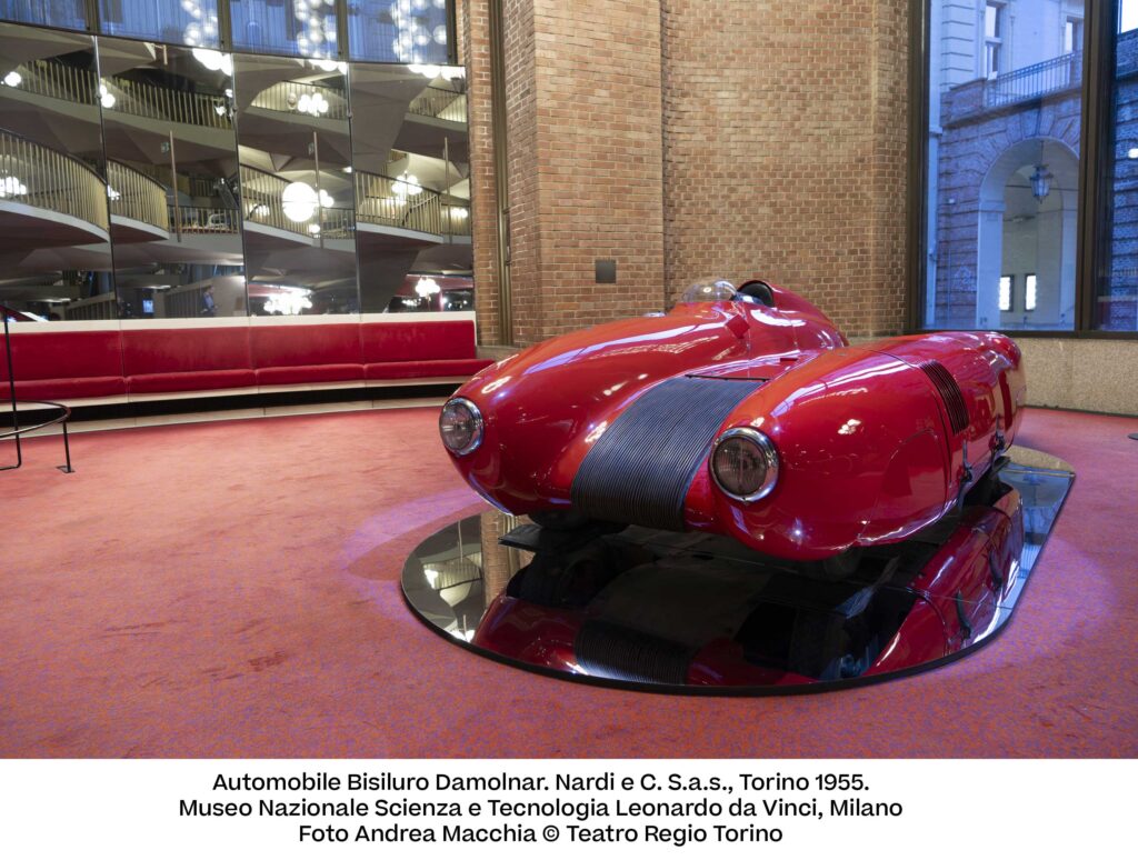 Automobile rosso fiammante Bisiluro damolnar Naardi e C. sas torino 1955. in prestito dl Museo Nazionale Scienza  e tecnologia Leonardo da Vinci Milano