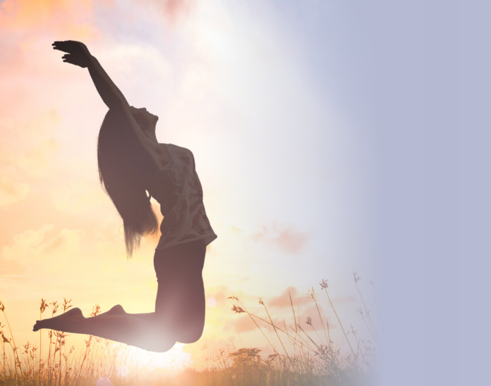Adolescenti e salute mentale - nella foto una ragazza sta saltando di gioia con sullo sfondo un bellissimo tramonto