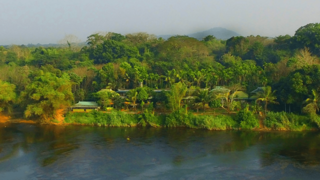 centro ayurvedico in india sulle rive di un lago immerso nella natura