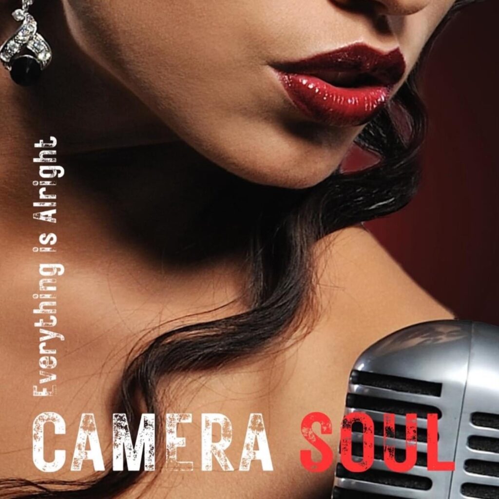 everything is alright - la copertina del nuovo singolo dei camera soul, che raffigura il volto di una donna, davanti a un microfono