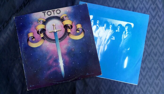 toto - la copetina del primo album che raffigura una spada medievale