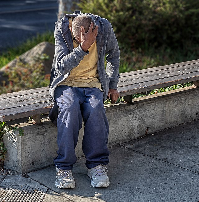 una persona disperata con la mano sulla testa