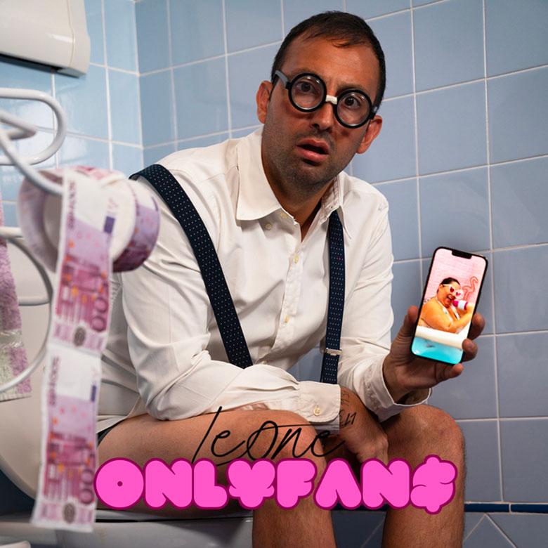 only fans - leone11 seduto sul water, indossa una camicia bianca e ha uno smartphone nella mano sinistra