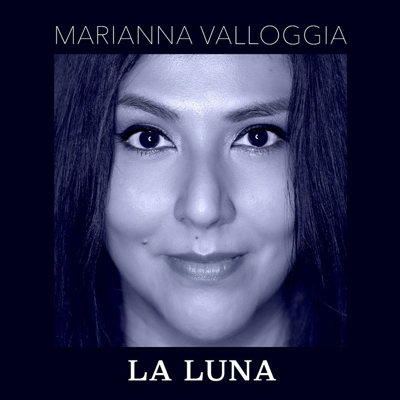 mariaanna valloggia in primo piano, in bianco e nero, nella copertina del nuovo singolo