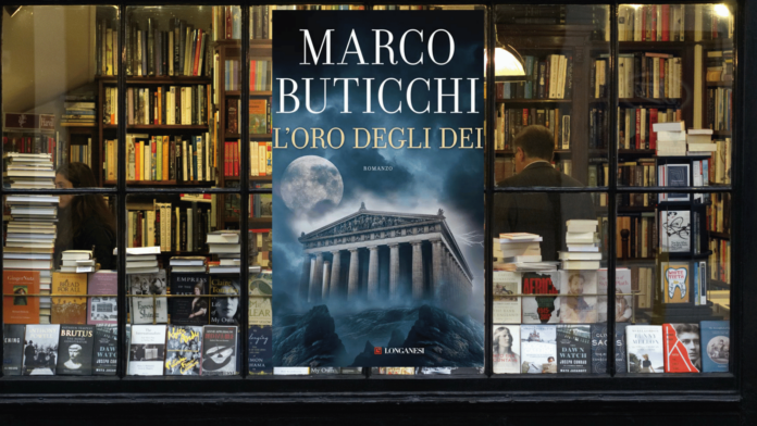 il libro di MArco buticchi l'oro degli dei in una vetrina di una libreria affollata