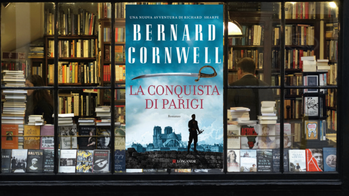 il libro di Bernard Cornwell La conquista di Parigi in una vetrina di libreria