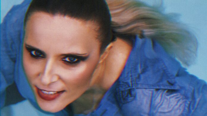 valentina lupi in primo piano nella copertina del nuovo singolo che la ritrae in primo piano, indossa una camicia di jeans azzurra