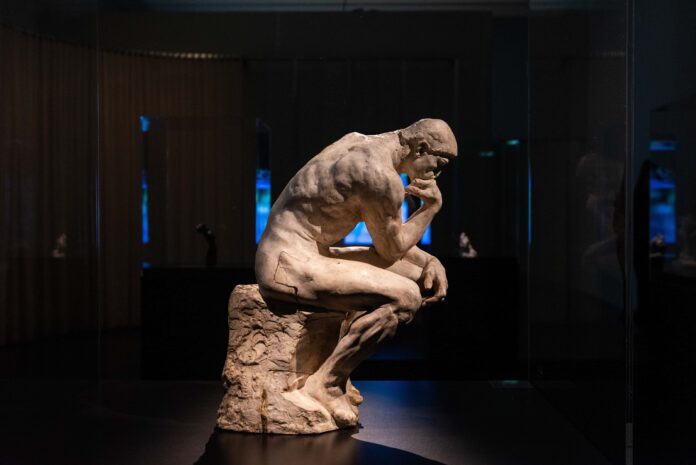 statua di Rodin al Mudec un uomo che pensa in immagine plastica