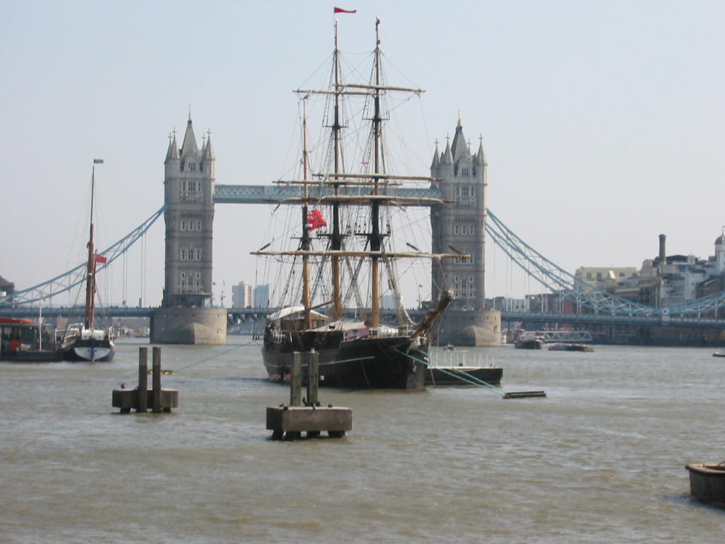 ricostruzione della Nave zong durante una commemorazione davanti al Tower Bridge