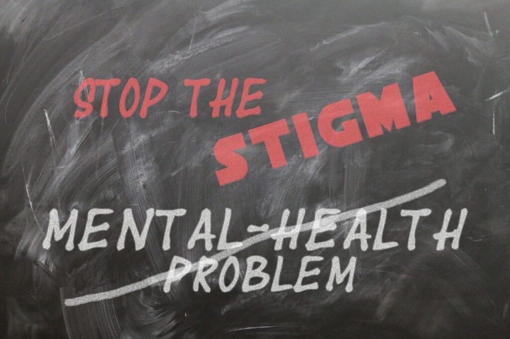 Adolescenti e l'emergenza salute mentale - una lavagna con le scritte "Stop the stigma" e "mental Health Problem"