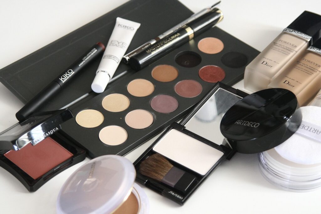 cosmetica - diversi prodotti di make up di diverse marche - una pallette di trucchi, dei fondotinta, pennelli, matite per occhi e eyeliner