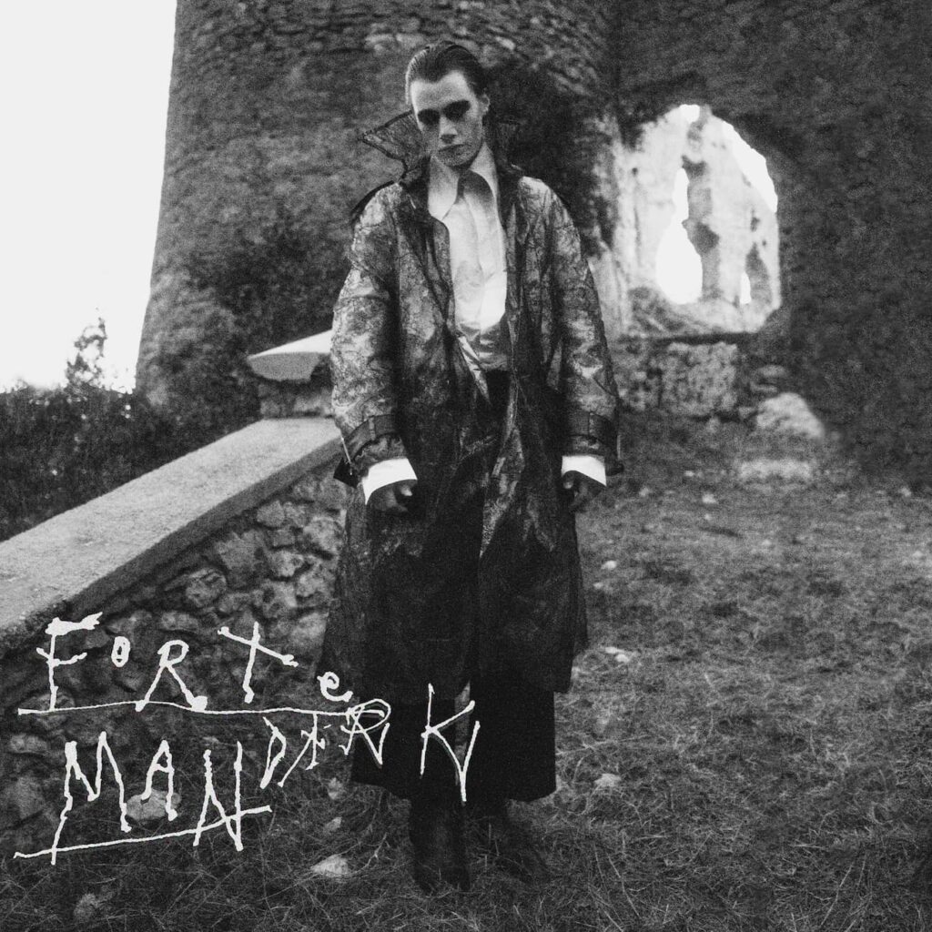 mandark - la copeetina del nuovo singolo, foto in bianco e nero, che lo ritrae su un ponte di pietra abbigliato come un vampiro
