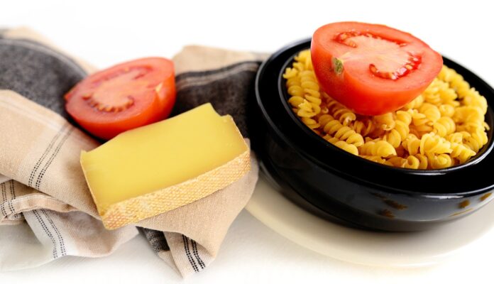 molise - nella foto una ciotola di terracotta con dentro della pasta con un mezzo pomodoro appoggiato sopra, di fianco un pezzo di formaggio
