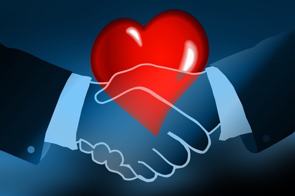 welfare aziendale - due mani di uomo si stringono e formano sopra un cuore rosso