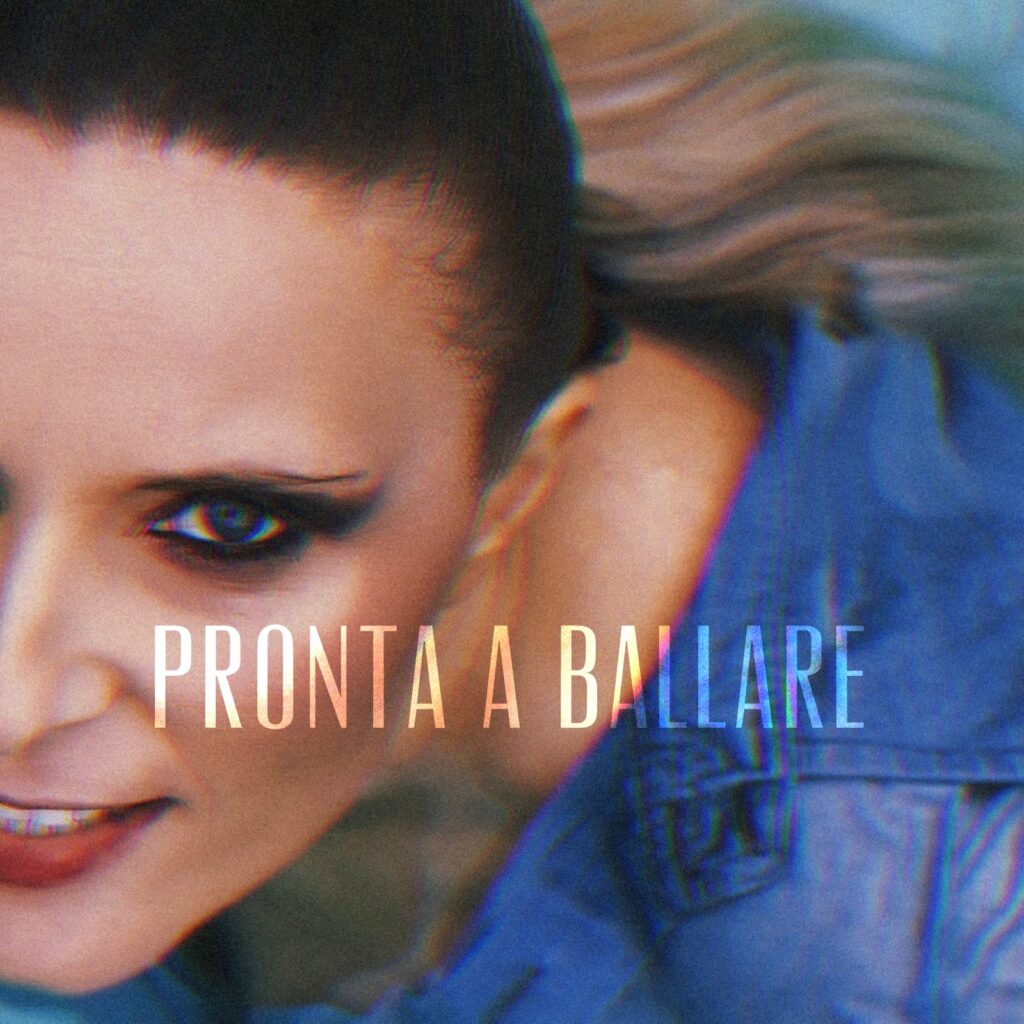 valentina lupi in primo piano nella copertina del nuovo singolo che la ritrae in primo piano, indossa una camicia di jeans azzurra