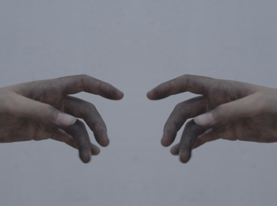 bento - la copertina del nuovo singolo che raffigura due mani che si avvicinano