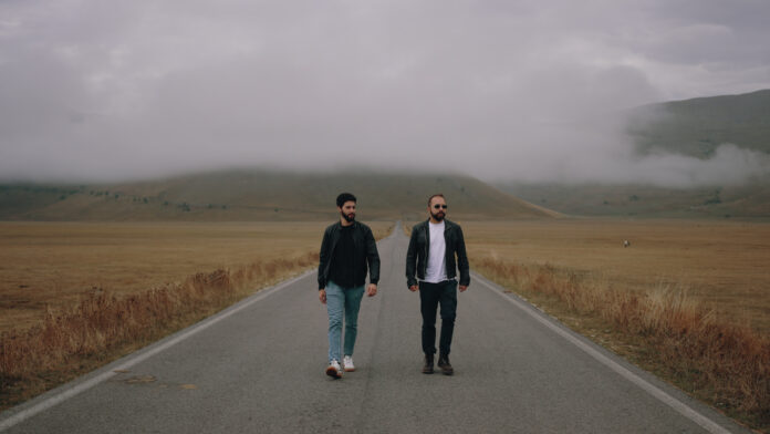 allarme - il duo fotografato all'aperto, suuna strada in mezzo alla campagna