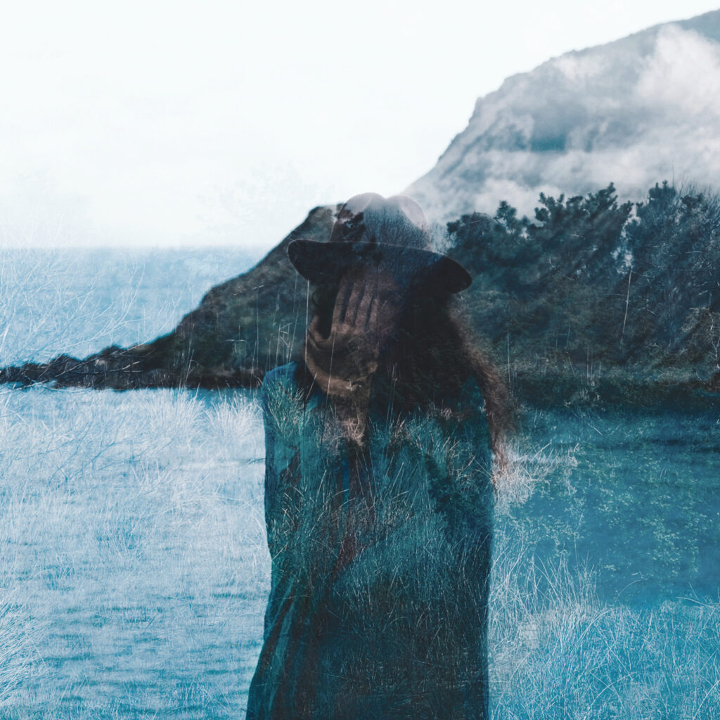 Francesco nava - la copertina del nuovo singolo che raffigura il disegno di un uomo con un pastrano blu, in riva al mare