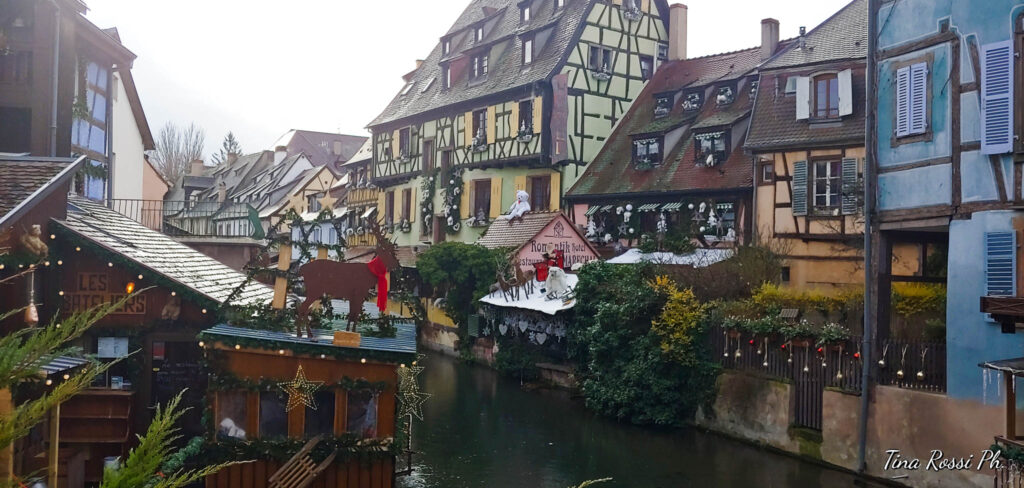 Colmar - una veduta del lungo fiume con le case addobbate con decorazioni natalizie