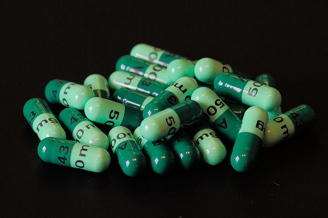 pillole di antibiotici cefalexina licenza immagine CC