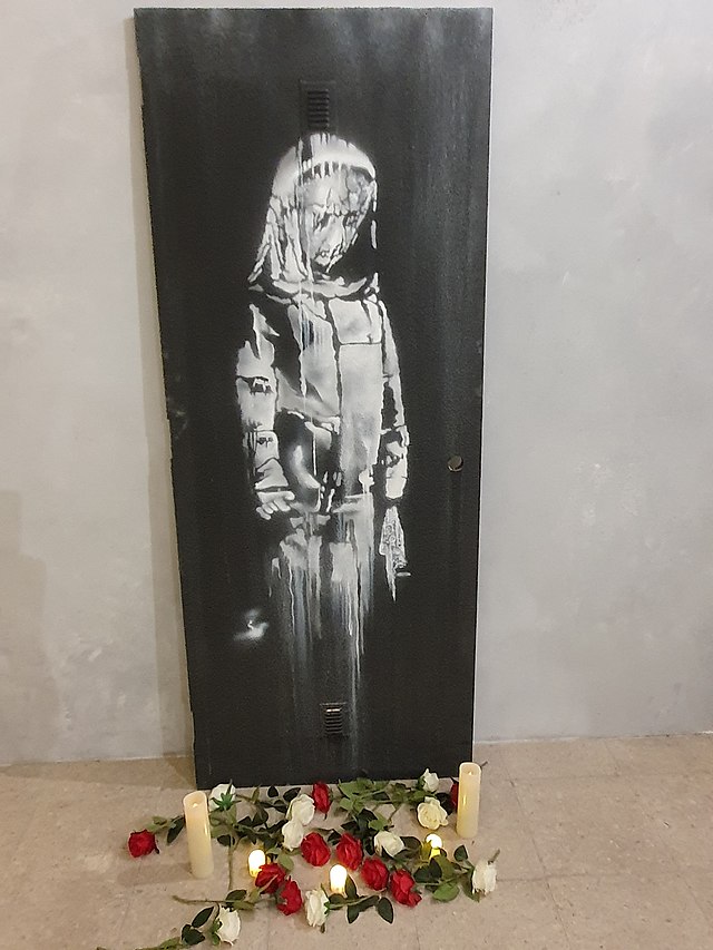 ragazza triste opera di Banksy sulla porta del BAtaclan di Parigi , una giovane donna velata dipinta con vernice bianca su fondo nero